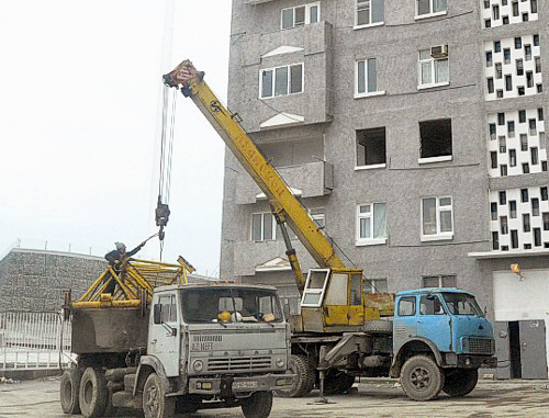 Начало работ по демонтажу дома номер 5 по улице Агиля Гулиева в Баку. 8 февраля 2012 г. Фото ИА "Туран"