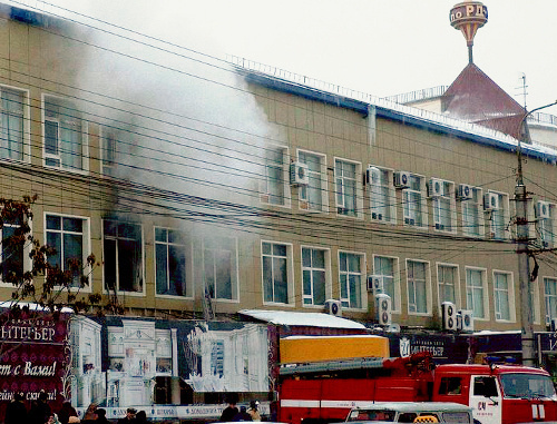 Пожар в торговом центре "Магмус". Махачкала, 6 февраля 2012 г. Фото Ренаты Омаровой для "Кавказского узла"