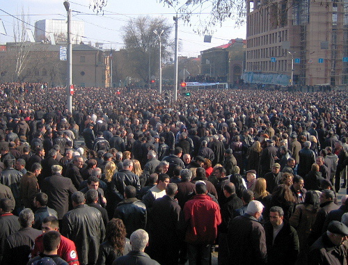 Ереван, площадь Свободы, 1 марта 2008 г. Протестующие против нарушений во время президентских выборов в Армении. Фото Serouj, commons.wikimedia.org