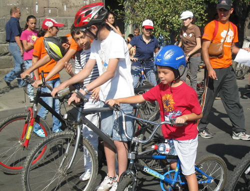 Соревнования велосипедистов в Ереване, организованные активистами движения "Велосипед+" для пропаганды здорового образа жизни и распространения велокультуры. 12 сентября 2010 г. Фото с сайта www.bikeplus.nor.am