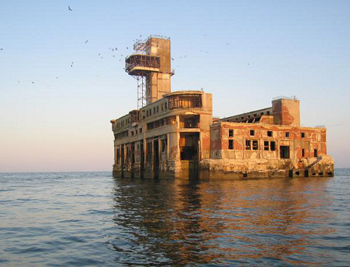 Заброшенный цех машиностроительного завода "Дагдизель" в Каспийском море. Фото: skimitar, http://urban3p.ru
