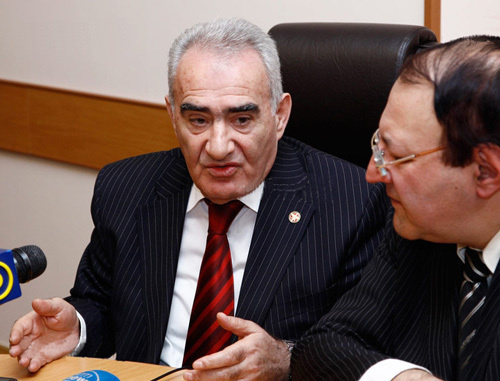 Глава парламентской фракции РПА Галуст Саакян (слева) во время пресс-конференции, 16 февраля 2012 г. Фото www.panarmenian.net