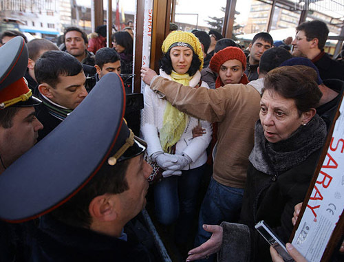 Пикет активистов против строительства ларьков в зеленой зоне  на проспекте Маштоца в Ереване. Армения, Ереван, 17 февраля 2012 г. Фото www.panarmenia.net, Vahan Stepanyan