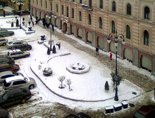 Вид сверху на заснеженную площадь Свободы у здания мэрии в Тбилиси. 10 февраля 2012 г. Фото Алены Алещенко для "Кавказского узла"