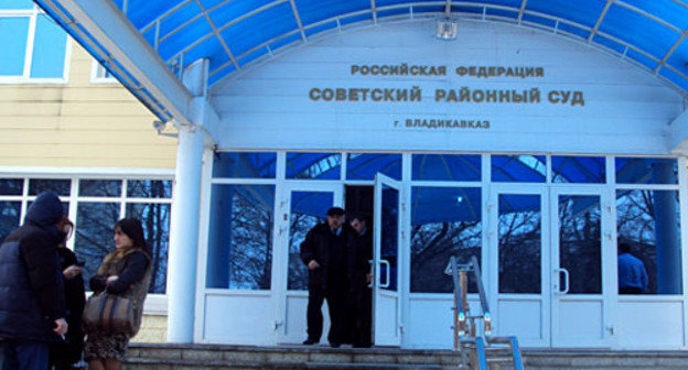 Вход в здание Советского районного суда во Владикавказе, где идет процесс по делу об убийстве двух госохранников экс-президента Южной Осетии Эдуарда Кокойты. 16 февраля 2012 г. Фото Эммы Марзоевой для "Кавказского узла"
