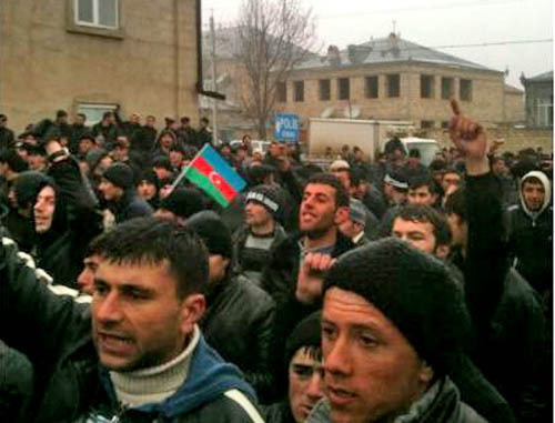 Полиция разогнала акцию протеста у здания исполнительной власти района в Губе. Азербайджан, 1 марта 2012 г. Фото: ИА "Туран"