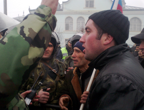 Азербайджан, 1 марта 2012 г. Противостояние в Губе. Неподалеку от полицейского участка. Фото Фаика Меджида для "Кавказского узла"