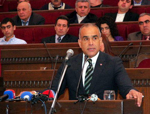 Раффи Ованисян выступает на седьмом съезде партии "Наследие". Армения, Ереван, 2 марта 2012 г. Фото: ИА ARMENIAToday