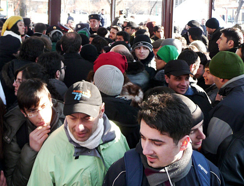 Участники акции против установки торговых павильонов в парке Маштоца. 20 февраля 2012 г. Фото Армине Мартиросян для "Кавказского узла"