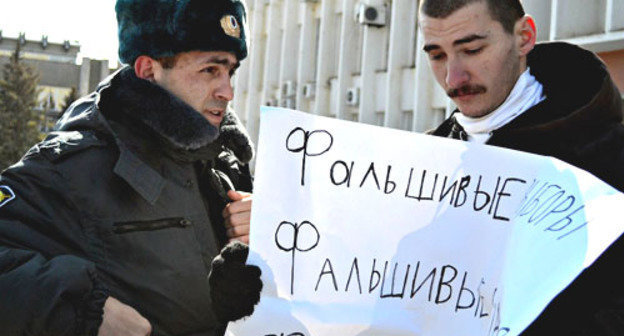 Cотрудники полиции пресекли попытку проведения перед зданием мэрии одиночного пикета против нарушений на выборах. Ставрополь, Пятигорск, 10 марта 2012 г. Фото Аллы Савиной для "Кавказского узла"