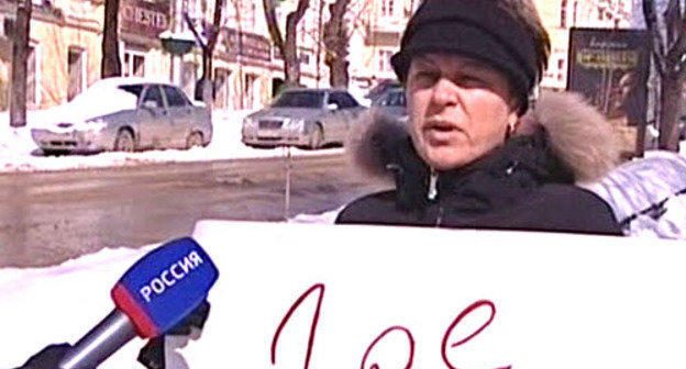 Татьяна Бестужая, жена Игоря Бестужего, во время одиночного пикета. Ставрополь, 11 марта 2012 г. Фото ГТРК "Ставрополье", www.stavropolye.tv
