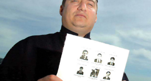 Магомед Муцольгов, руководитель правозащитной организации "МАШР" с портретами похищенных жителей Ингушетии. 2008 г. Фото: Stian Eisenträger, www.vg.no