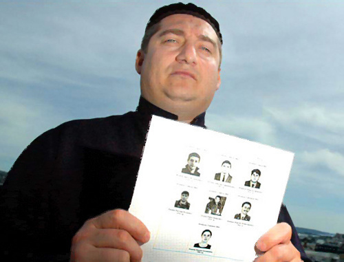 Магомед Муцольгов, руководитель правозащитной организации "МАШР" с портретами похищенных жителей Ингушетии. 2008 г. Фото: Stian Eisenträger, www.vg.no