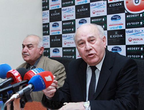 Первый секретарь Центрального комитета Компартии Армении (КПА) Рубен Товмасян (справа) на встрече с журналистами. Ереван, 16 февраля 2012 г. Фото: Panorama.am
