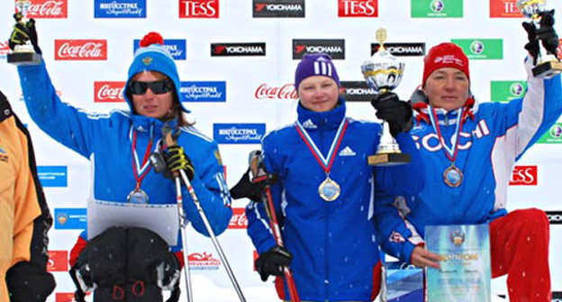 Чемпионат России по лыжным гонкам и биатлону среди спортсменов с ограниченными возможностями прошел в Красной Поляне. Пятую по счету победу подряд одержала Мария Иовлева (слева) из Республики Коми. Краснодарский край, 11 марта 2012 г. Фото:  Степан Головин. Орто-Космос
