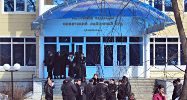 Возле здания Верховного суда Северной Осетии.  На суде по делу о взрыве газового баллона на свадьбе защита попросила назначить обвиняемому Вадиму Вазагову минимальное наказание. Владикавказ, 13 марта 2012 г. Фото Эммы Марзоевой для "Кавказского узла"