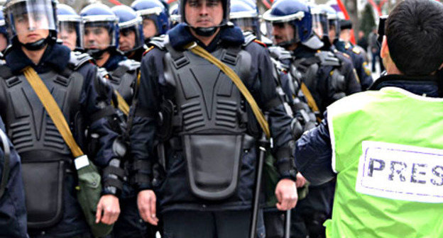 Полиция во время акции протеста. Азербайджан, Баку, 12 марта 2011 г. Фото: институт свободы и безопасности репортеров (www.irfs.az) 
