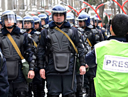 Полиция во время акции протеста. Азербайджан, Баку, 12 марта 2011 г. Фото: институт свободы и безопасности репортеров (www.irfs.az) 
