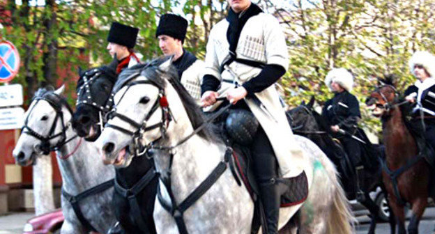 День черкесского флага. Республика Адыгея, 25 апреля 2011 г. Фото:  www.circas.ru
