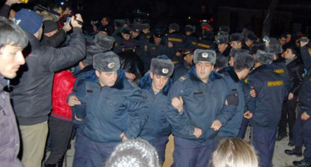 Полиция разгоняет участников круглосуточного сидячего пикета в парке близ проспекта Маштоца. Ереван, 14 марта 2012 г. Фото Полиция разгоняет участников круглосуточного сидячего пикета в парке близ проспекта Маштоца. Ереван, 14 марта 2012 г. Фото Kornelij, блог "Армянские хроники",  http://armenia.kavkaz-uzel.ru/blogs/485/posts/10950