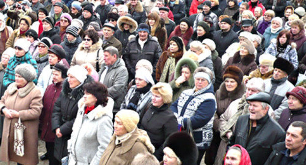 Митинг в поддержку требований об отмене выборов депутатов Совета города. Ставропольский край, Лермонтов, 26 февраля 2012 г. Фото: асысоев.рф