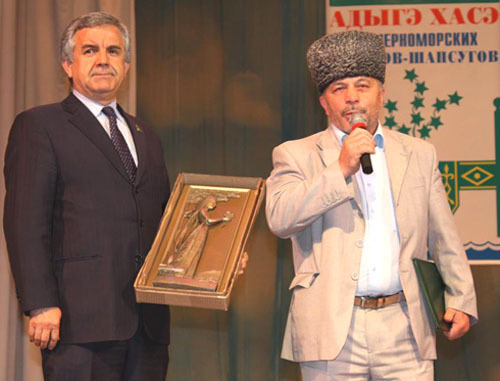 Представители "Адыгэ Хасэ - Черкесский парламент" Мэмэт Едидж и Арамбий Хапай (справа). Фото из архива Анатолия Балкарова