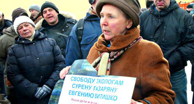 Мать Сурена Газаряна на пикете в Москве. 17 марта 2012 г. Фото: Олег Козырев, oleg-kozyrev.livejournal.com 