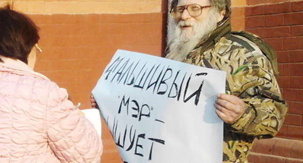 Активист "Стратегии – 31" Борис Хайкин в одиночном  пикете у здания правительства Астраханской области. Астрахань, 19 марта 2012 г. Фото Елены Гребенюк для "Кавказского узла"