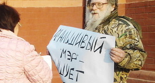 Активист "Стратегии – 31" Борис Хайкин в одиночном  пикете у здания правительства Астраханской области. Астрахань, 19 марта 2012 г. Фото Елены Гребенюк для "Кавказского узла"