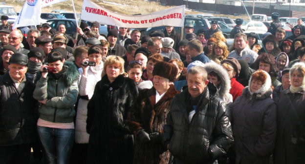 Митинг в поселке Новотерский Минераловодского района против фальсификаций выборов и незаконной продажи муниципальной земли. Фото: www.vechemv.ru