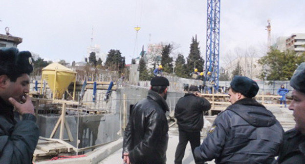Стройплощадка на Курортном проспекте в Сочи, где произошло нападение на корреспондента "Кавказского узла". Полиция на месте происшествия. 17 марта 2012 г. Фото Светланы Кравченко для "Кавказского узла"