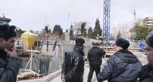 Стройплощадка на Курортном проспекте в Сочи, где произошло нападение на корреспондента "Кавказского узла". Полиция на месте происшествия. 17 марта 2012 г. Фото Светланы Кравченко для "Кавказского узла"