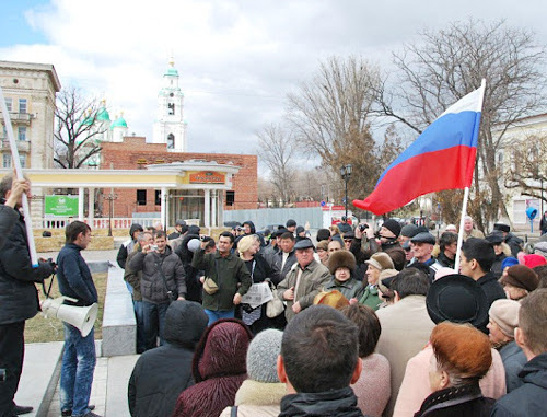 Жители Астрахани пришли поддержать участников  политической голодовки, требующих отмены итогов выборов мэра города. 24 марта 2012 г. Фото Сергея Кожанова, http://sergeykozhanov.livejournal.com