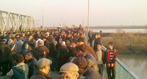 Дагестан, 19 марта 2012 г. Родственники погибших в ходе конфликта, произошедшего в Кизляре 18 марта на улице Набережной, блокируют трассу "Ростов-Баку". Фото Ахмеда Магомедова для "Кавказского узла"