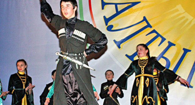 Выступает детский хореографический коллектив "Салам" из Черекского района КБР. Кабардино-Балкария, Приэльбрусье. 26 марта 2012 г. Фото Марзият Холаевой для «Кавказского узла»