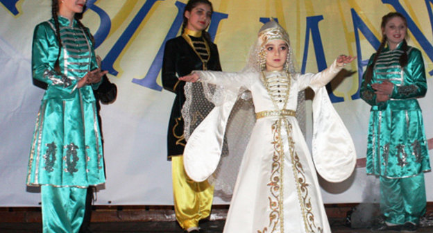 Кабардино-Балкария, Приэльбрусье, 26 марта 2012 г. На открытии Международного фестиваля этнического искусства "Алтын Майдан Эльбрус" выступает детский хореографический коллектив "Салам" из Черекского района КБР. Фото Марзият Холаевой для "Кавказского узла"