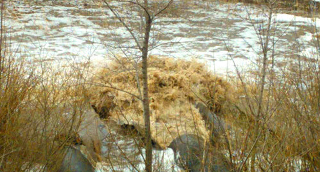 Сброс воды на Городском пруду города Миллерово. Фото: millerovo161.ru