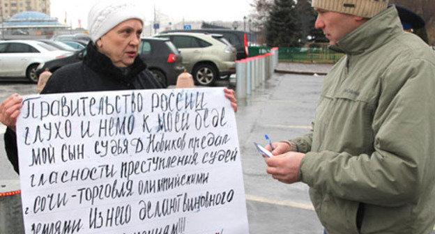 Тамара Новикова, мать судьи Новикова из Сочи, пикетирует здание правительства РФ. Москва, 29 марта 2012 г. Фото Владислава Никитенко для "Кавказского узла"