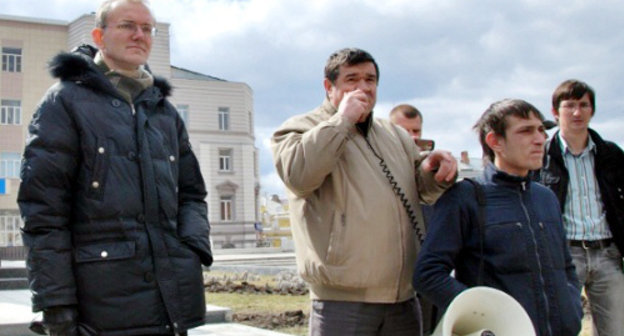 Олег Шеин, Евгений Дунаев и другие участники голодовки протеста на встрече с жителями Астрахани. 24 марта 2012 г. Фото Сергея Кожанова, http://sergeykozhanov.livejournal.com