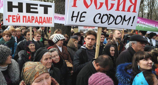 Митинг в поддержку возрождения духовно-нравственных ценностей и против акции группы Pussy Riot в московском храме Христа Спасителя прошел в Краснодаре. 31 марта 2012 г. Фото: Елена Синеок. ЮГА.ру