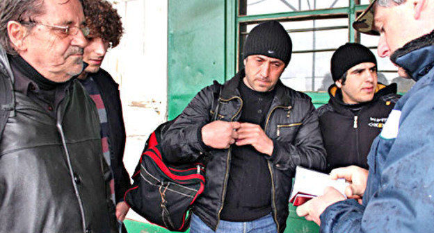 Моряки судна "Хакки Чиллиоглу" вернулись из Абхазии в Грузию. На снимке: выдача паспортов морякам после прохождения паспортного контроля на грузино-абхазской границе. 31 марта 2012 г. Фото Анжелы Кучуберия для "Кавказского узла"