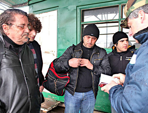 Моряки судна "Хакки Чиллиоглу" вернулись из Абхазии в Грузию. На снимке: выдача паспортов морякам после прохождения паспортного контроля на грузино-абхазской границе. 31 марта 2012 г. Фото Анжелы Кучуберия для "Кавказского узла"