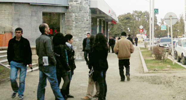 Журналисты ждут участников акции против вырубки деревьев на одной их центральных улиц Степанакерта. Нагорный Карабах, 30 марта 2012 г. Фото Алвард Григорян для "Кавказского узла"