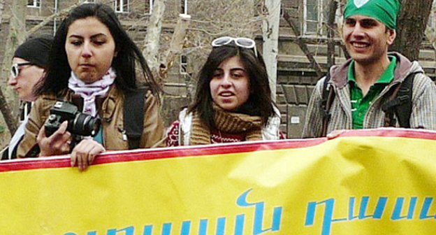 Активисты-экологи, поддерживвающие круглосуточную акция протеста в парке Маштоца. Ереван, 31 марта 2012 г. Фото Армине Мартиросян для "Кавказского узла"