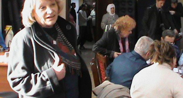 Исполнительный директор ассоциации защиты прав избирателей "Голос" Лилия Шибанова на встрече с участниками политической голодовки в Астрахани. 31 марта 2012 г. Фото Елены Гребенюк для "Кавказского узла"