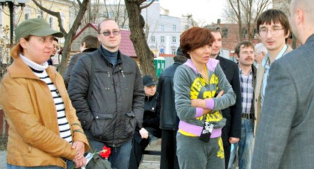 Астрахань, 31 марта 2012 г. Участники акции  в защиту 31-й статьи  Конституции РФ в Братском саду у памятника Борцам за установление Советской власти. Фото Елены Гребенюк для "Кавказского узла"