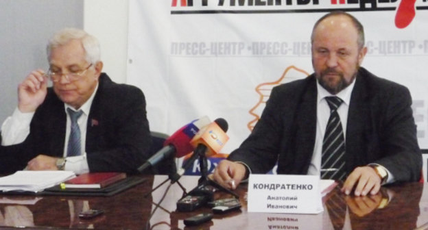 Справа налево: мэр Новочеркасска Анатолий Кондратенко и депутат Госдумы от КПРФ Виктор Коломейцев на пресс-конференции в Ростове-на-Дону 2 апреля 2012 г. Фото Олеси Диановой для "Кавказского узла"