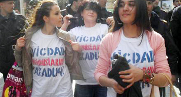 Участницы флешмоба, посвященного годовщине разгона митинга оппозиции в Баку. 2 апреля 2012 г. Фото: Yeni MÜSAVAT, www.musavat.com