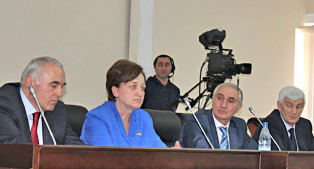 Валерий Бганба (третий слева)  избран спикером парламента Абхазии. 3 апреля 2012 г. Фото Анжелы Кучуберия для "Кавказского узла"