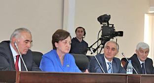 Валерий Бганба (третий слева)  избран спикером парламента Абхазии. 3 апреля 2012 г. Фото Анжелы Кучуберия для "Кавказского узла"